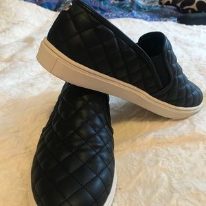 LIKE NEW STEVE MADDEN BLACK SLIP ON SNEAKERS🖤